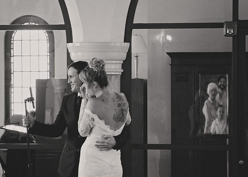 bride and groom on facetime with family overseas